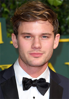 Jeremy Irvine foto