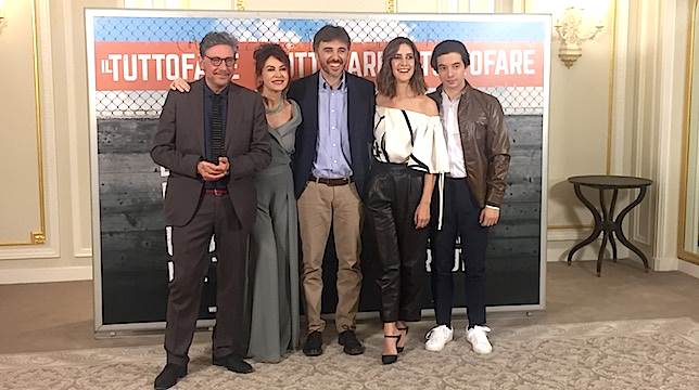 Il Tuttofare: Castellitto, Poggi, Ricci, Alonso e il regista Attanasio raccontano la loro brillante commedia