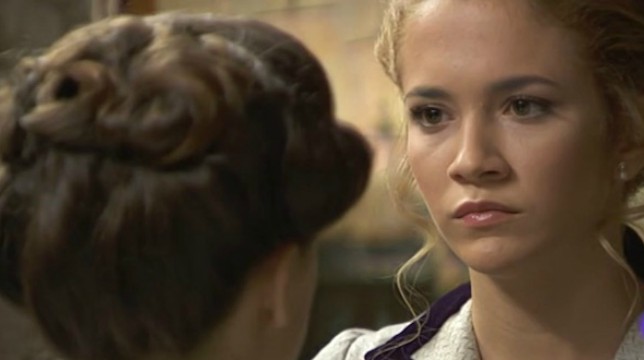 Una Vita Anticipazioni Spagnole: Elvira pronta a riprendersi Simon, ma Adela l'affronta!