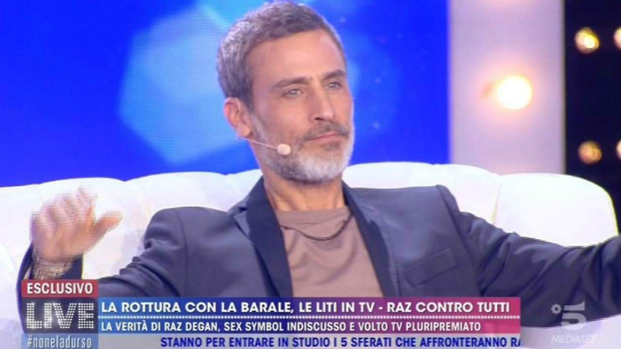 Live - Non è la D'Urso, Raz Degan replica alla Barale e smentisce la castità: "Faccio sesso come tutti!"