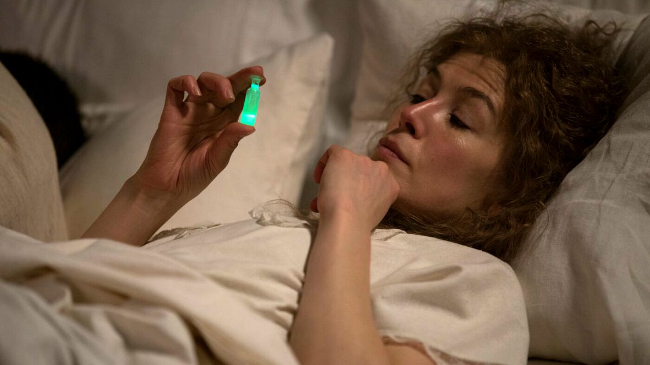Radioactive: il trailer del film con Rosamund Pike su Marie Curie