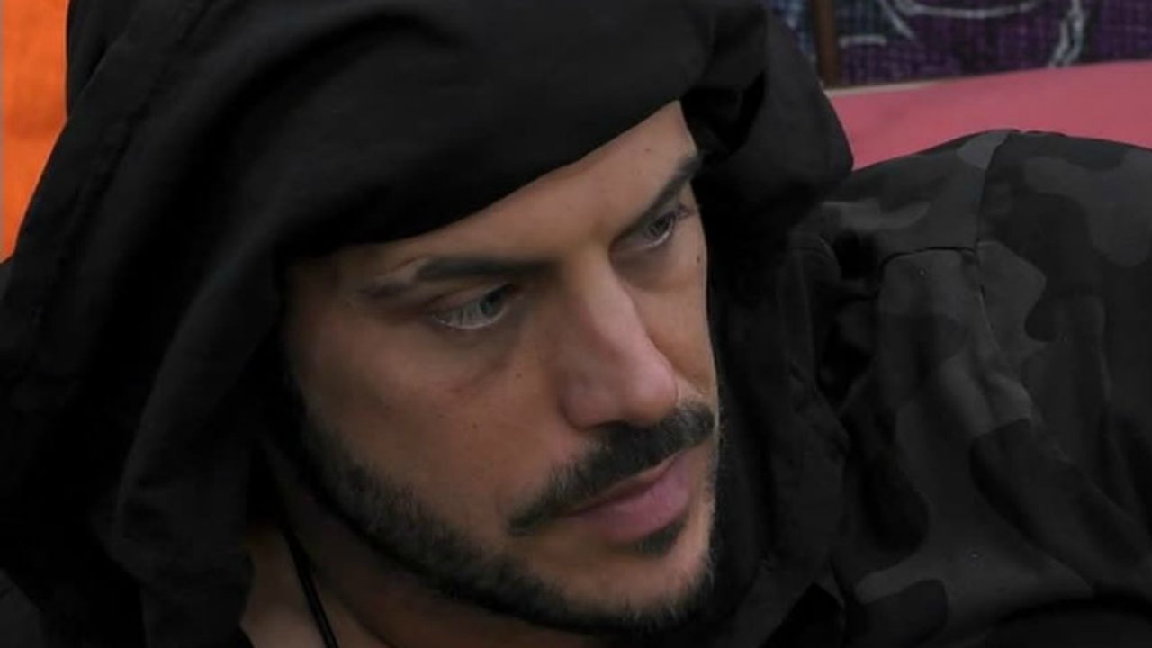 Grande Fratello Vip, Andrea Montovoli, confessione nella notte: "Forse me ne vado"