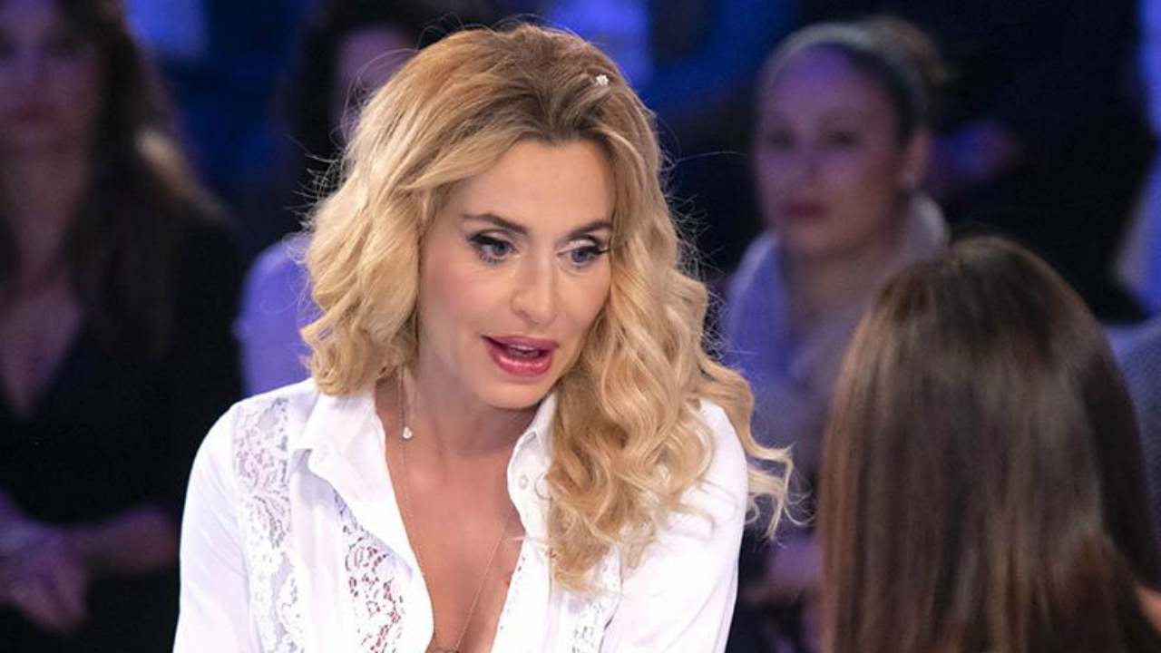 Valeria Marini a Verissimo: "Ho avuto una depressione tremenda, non parlo più con mia madre"