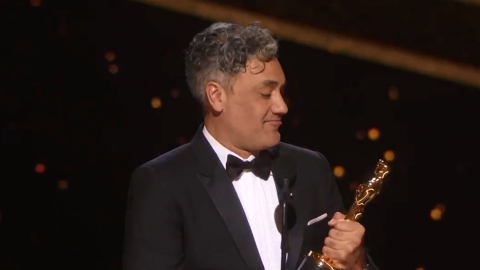 Oscar 2020: Taika Waititi mette il suo Oscar sotto la poltrona