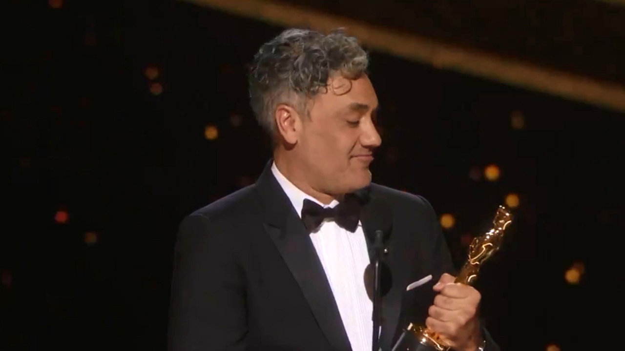 Oscar 2020: Taika Waititi mette il suo Oscar sotto la poltrona