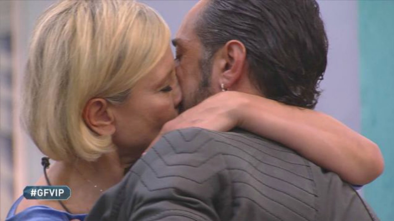 Grande Fratello Vip il confronto tra Antonella Elia e Pietro Delle Piane Signorini viene in diretta