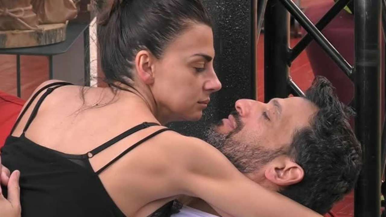 Grande Fratello Vip, Serena Enardu contro tutti: "Ipocriti" mentre Pago è fiero di lei: "Sei il mio orgoglio sardo"