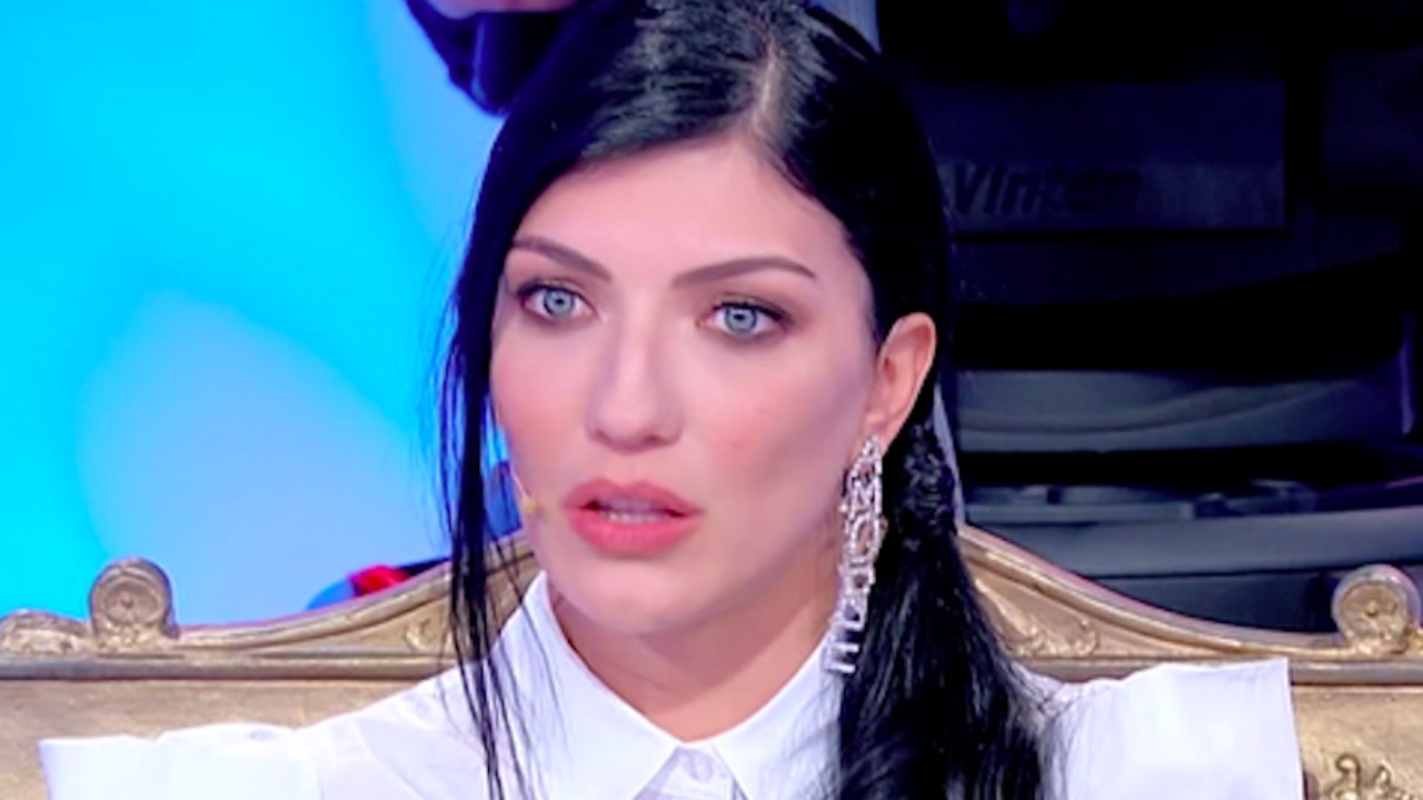 Uomini e Donne anticipazioni trono classico: il confronto tra Giovanna Abate e Giulio Raselli, colpo di scena in studio