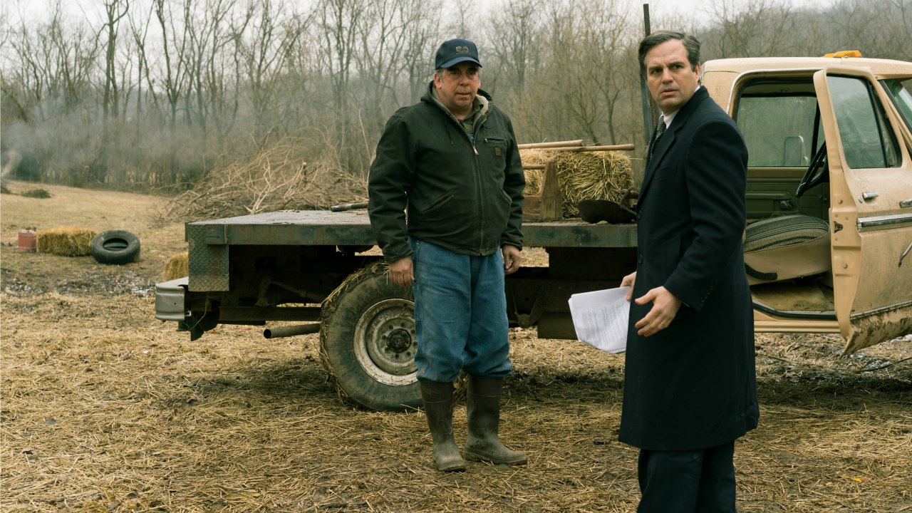 Cattive acque: la recensione del thriller di Todd Haynes con Mark Ruffalo e Anne Hathaway