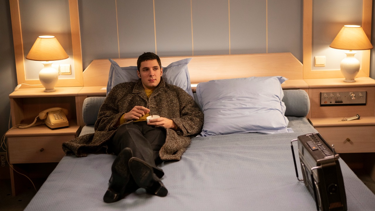 Vincent Lacoste nell'Hotel degli amori smarriti