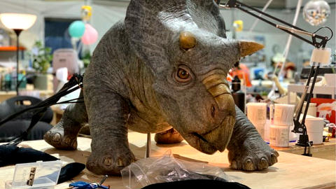 Jurassic World 3 inizia a sedurci con un baby triceratopo