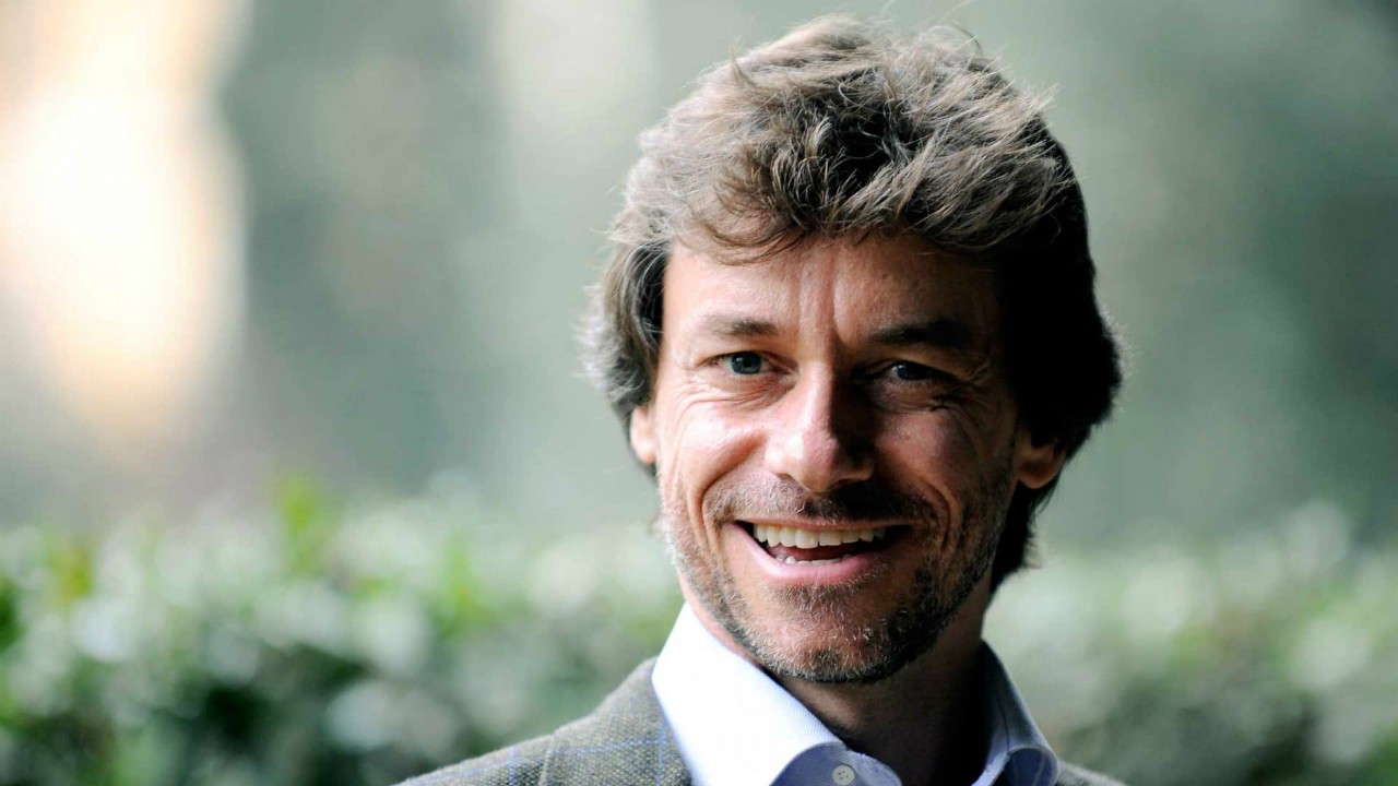 Alberto Angela discute con il paparazzo in strada: interviene la polizia