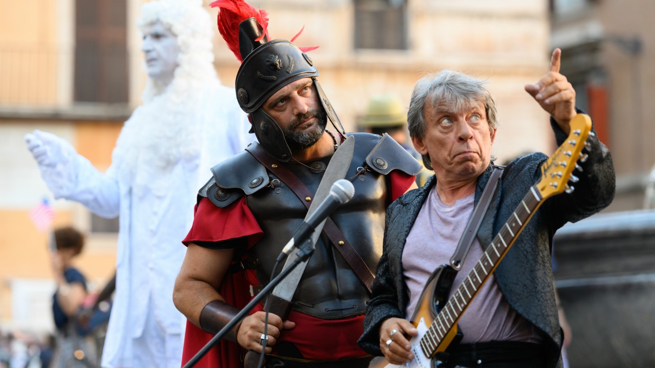 La mia banda suona il pop: Paolo Rossi è Jerry, impopolare musicista di strada - clip del film
