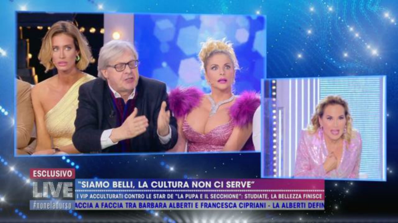 Live- Non è la d'Urso, Vittorio Sgarbi insulta la d'Urso, lei replica: "Sai quanti calci nel c**o che ti do"