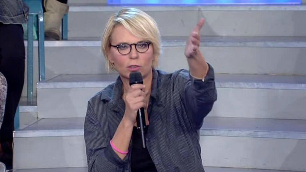 Uomini e Donne, anticipazioni over: Maria De Filippi furiosa con Armando, stop alla puntata