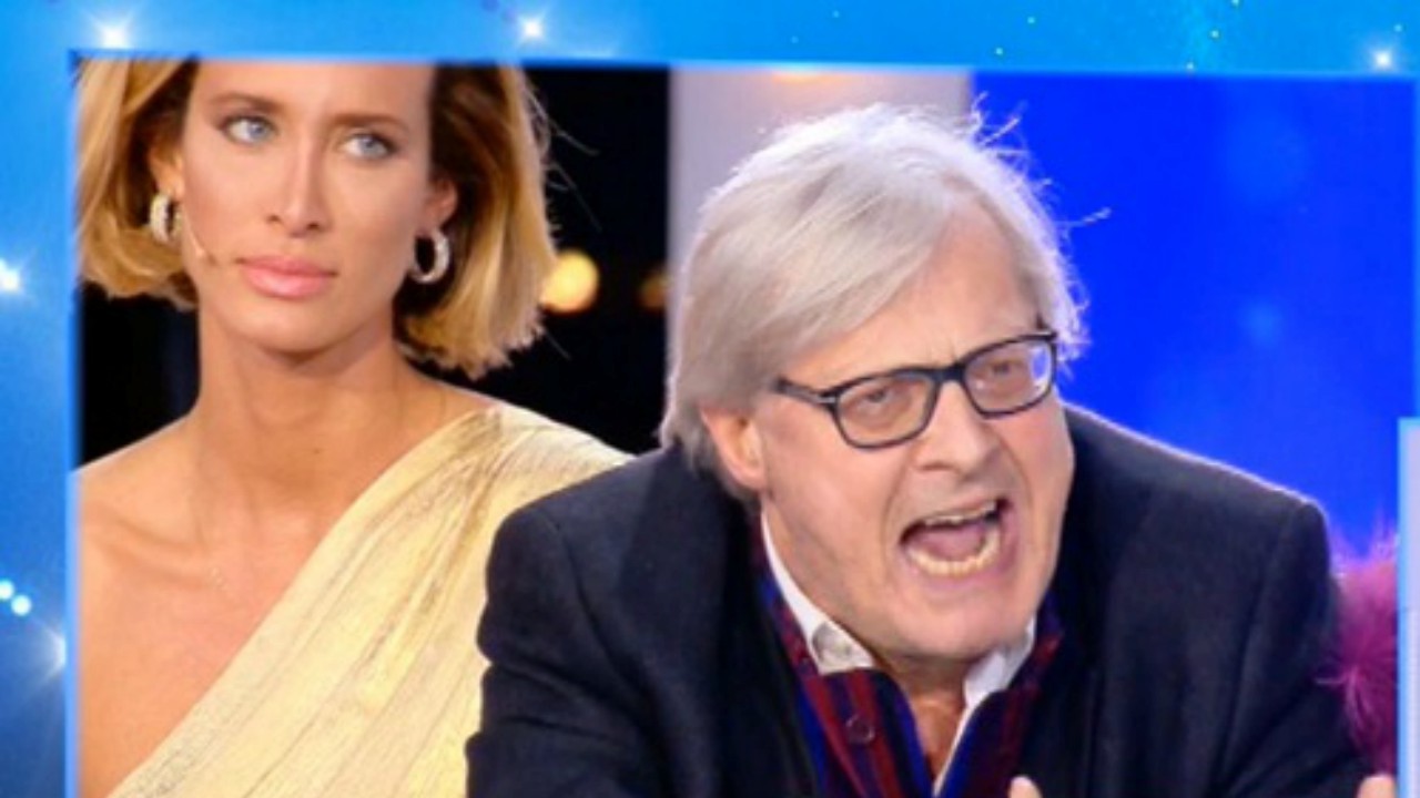 Live - Non è la d'Urso, la pupa Stella Manente replica alle accuse di Sgarbi: "Non conosco Silvio Berlusconi"