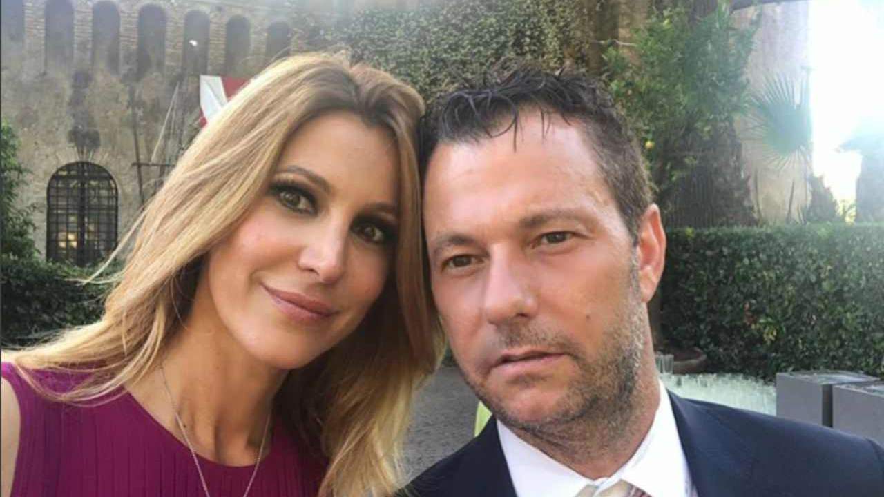 Grande Fratello Vip, Roberto Parli deluso dalla moglie Adriana Volpe: "C'è di mezzo una bambina. Deve ricordarsi di noi"