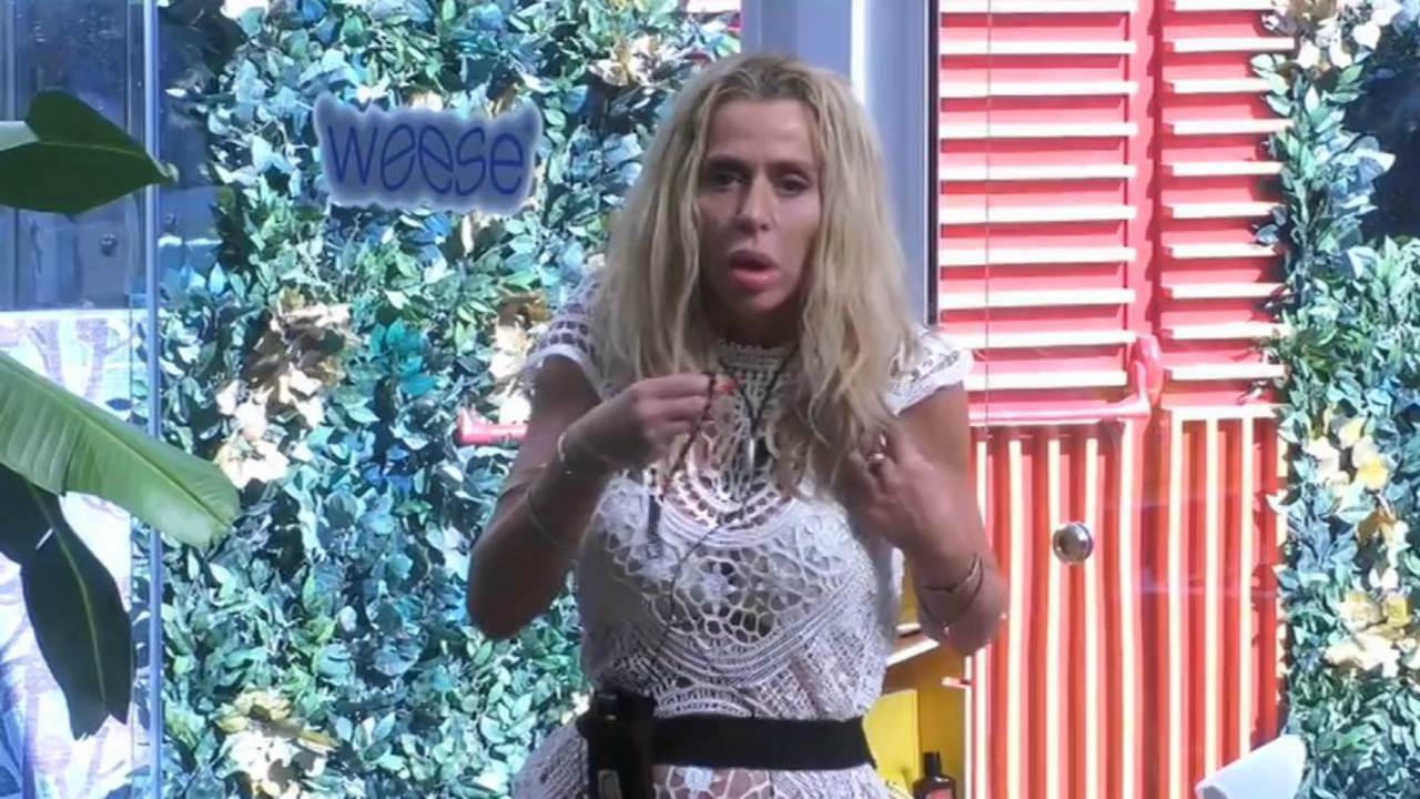 Grande Fratello Vip, Valeria Marini sconvolta: "Antonella Elia se ne deve andare, è pazza!"