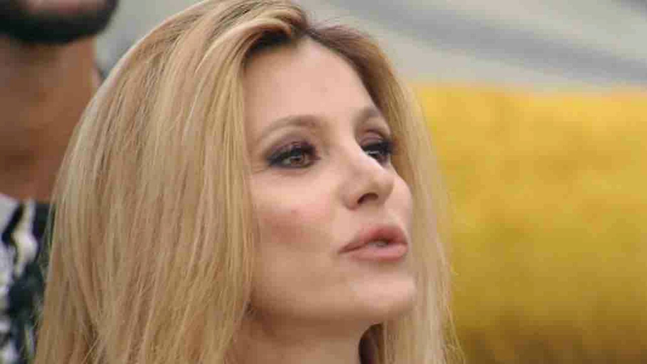 Grande Fratello Vip, Adriana Volpe in lacrime racconta di aver abortito: "Il cuore del bambino non si sentiva"