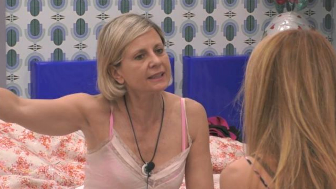 Grande Fratello Vip, Antonella Elia ad Adriana Volpe: "Stai dalla parte dei miei nemici", video