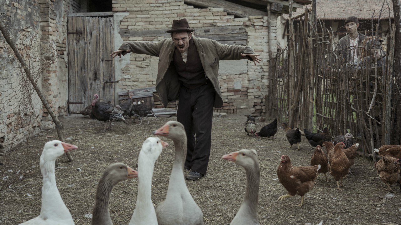 Volevo nascondermi: Elio Germano, Ligabue e lo zucchero filato - clip del film