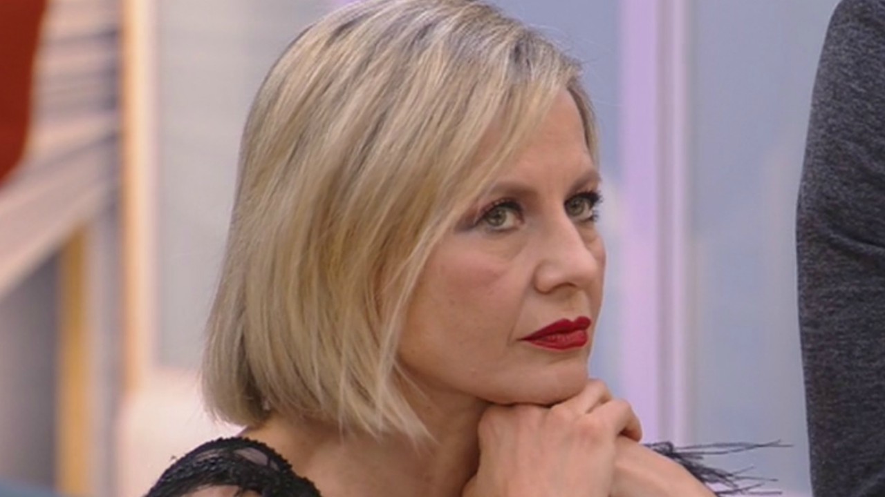 Grande Fratello Vip, Alfonso Signorini in lacrime per Antonella Elia che rivela: "Mi vergogno di quello che sono"