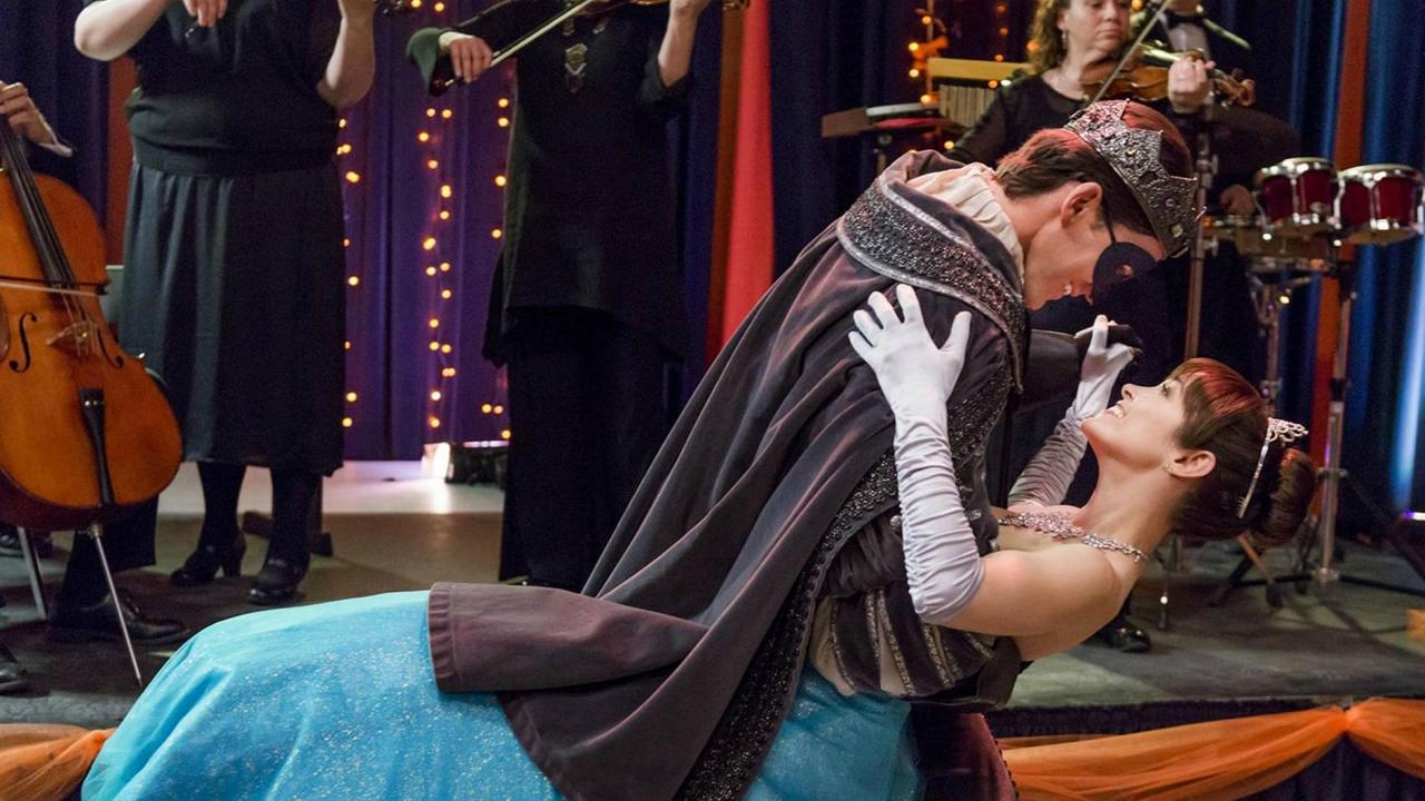L'amore dietro la maschera: la storia della Hallmark e dei suoi prodotti