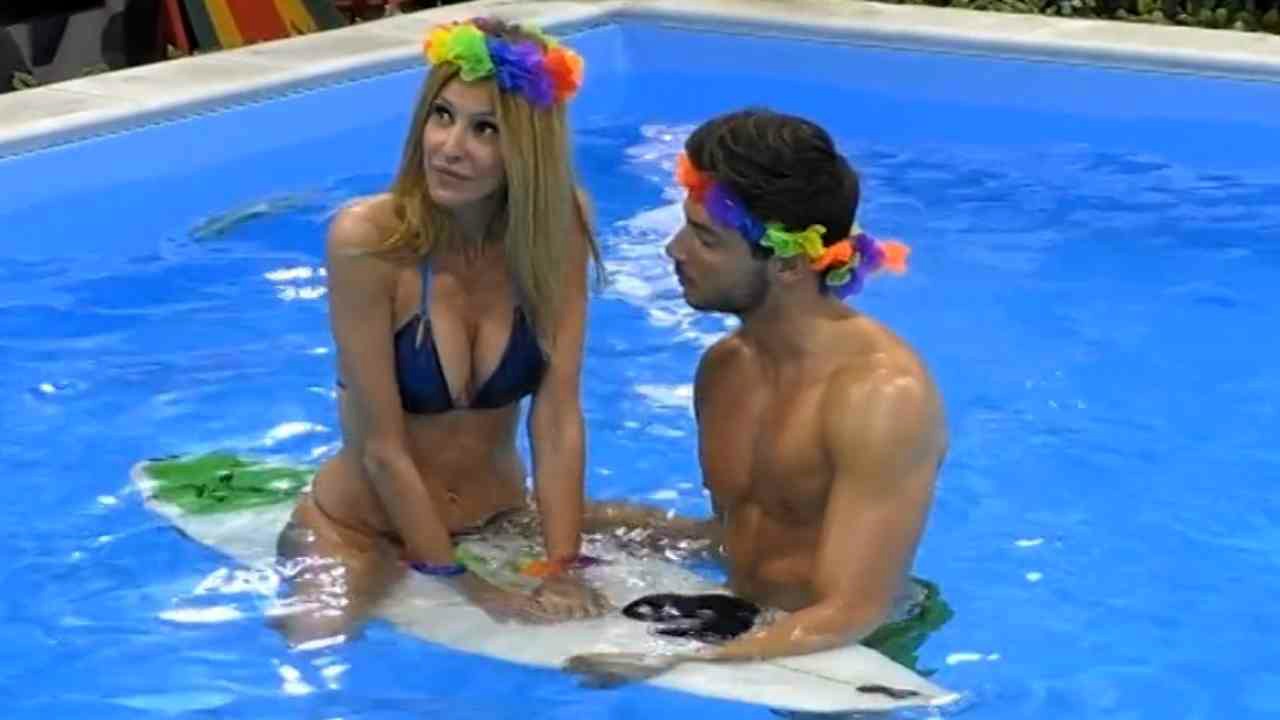 Grande Fratello Vip, Andrea Denver e il dettaglio a luci rosse: "Il capezzolo di Adriana Volpe..."