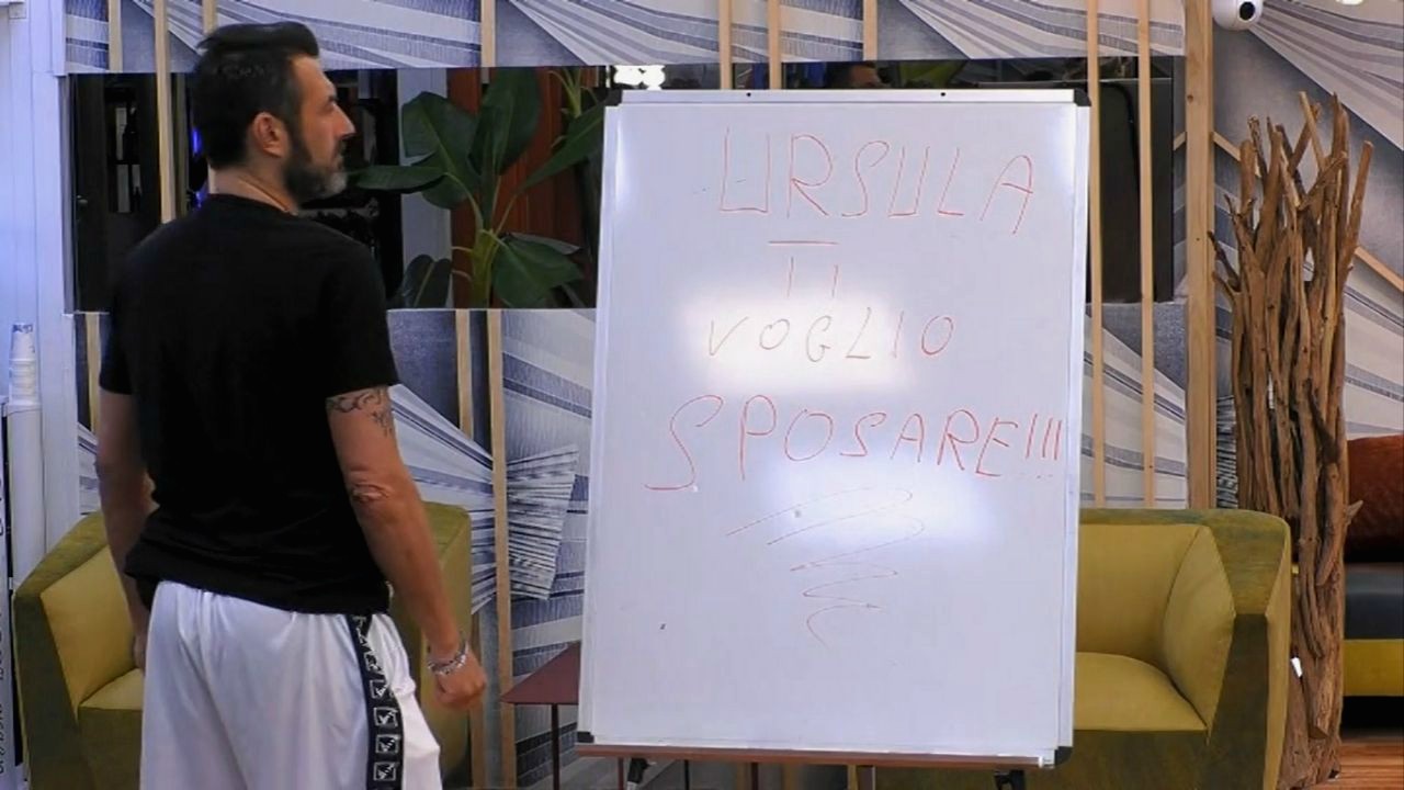 Grande Fratello Vip, la proposta di matrimonio di Sossio Aruta alla sua amata Ursula Bennardo