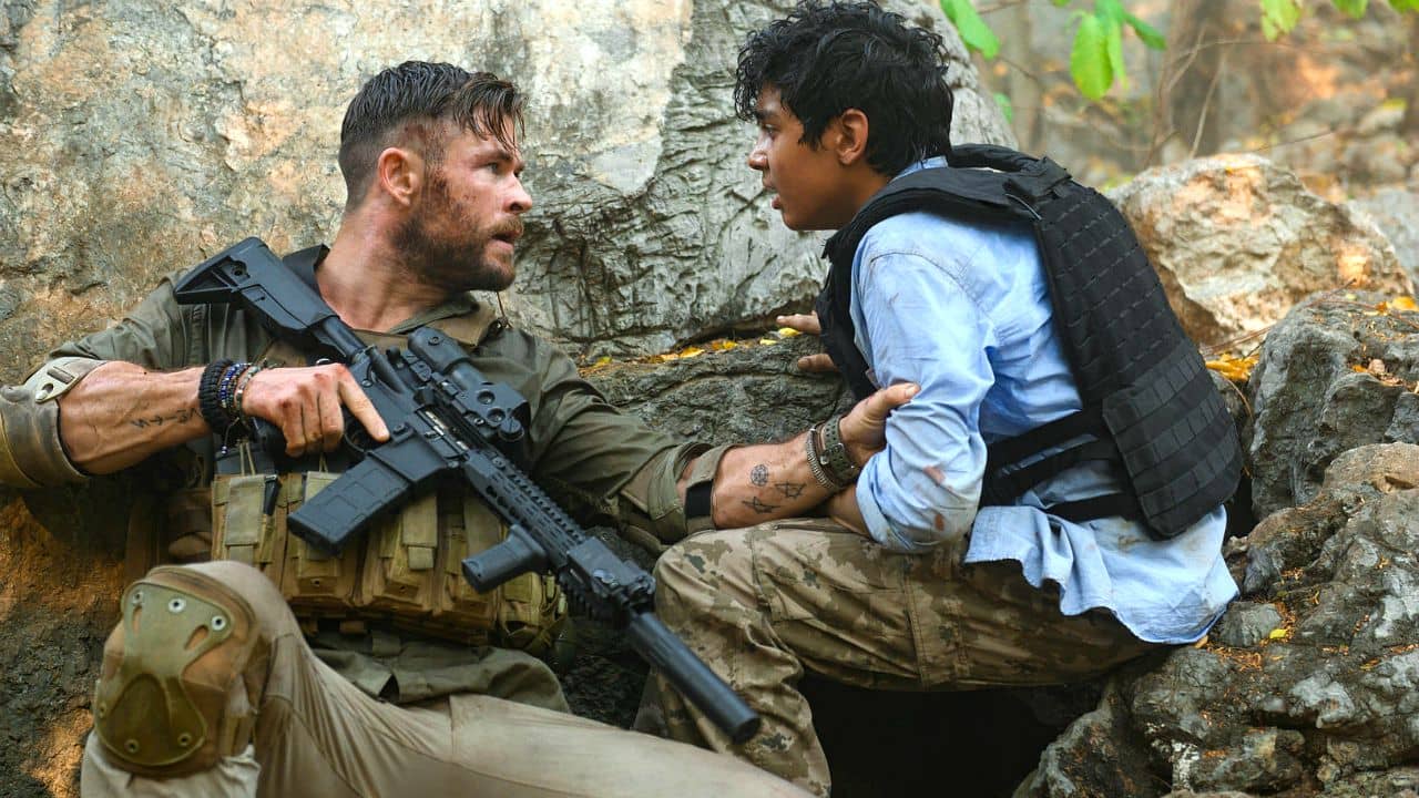 Chris Hemsworth è Tyler Rake nel poster e nelle prime foto ufficiali del nuovo action movie targato Netflix