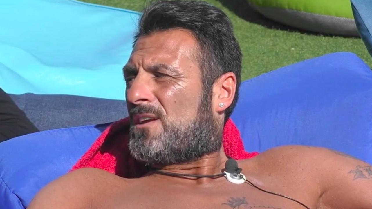 Grande Fratello Vip, Sossio Aruta a ruota libera su Antonio Zequila: "Fasullo! Se vinco io mi devono arrestare per fermarmi"