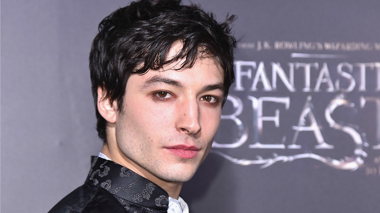 Ezra Miller aggredisce una donna in Islanda, come si vede in un video apparso online