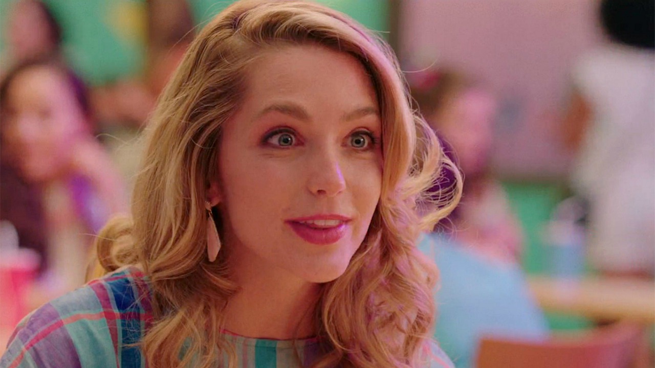 Valley Girl: Jessica Rothe nel trailer del remake musicale di La ragazza di San Diego