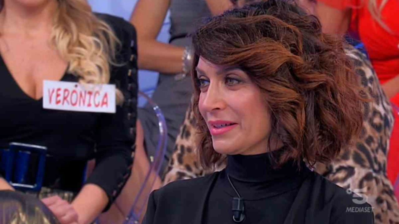 Uomini e Donne, trono over, Barbara De Santi si spoglia nuda sul web: ecco la foto che fa discutere
