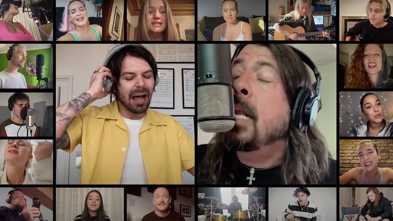 Foo Fighters: Times Like These cantata da tanti artisti per beneficenza