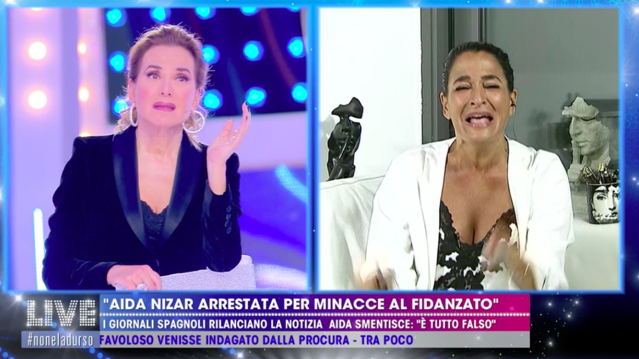 Live - Non è la d'Urso, Aida Nizar si infuria e scoppia in lacrime: "Non c'è stato nessun arresto, è una bufala" (video)