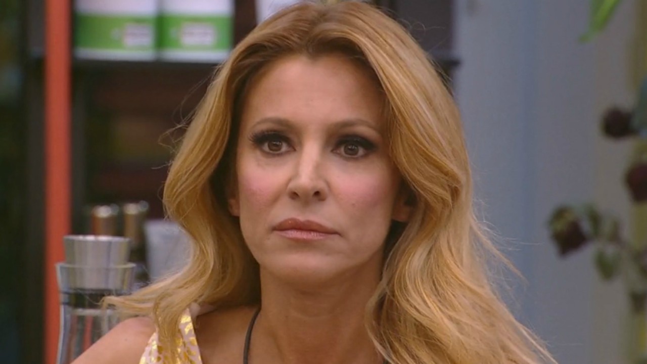 Grande Fratello Vip, la verità di Adriana Volpe: ecco perchè sta trascorrendo la quarantena lontana dal marito Roberto