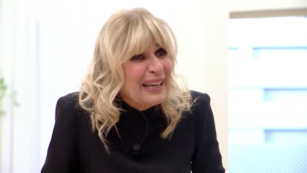 Uomini e Donne, in onda oggi su Canale 5: Gemma Galgani riceve messaggi e foto hot, poi scoppia in lacrime