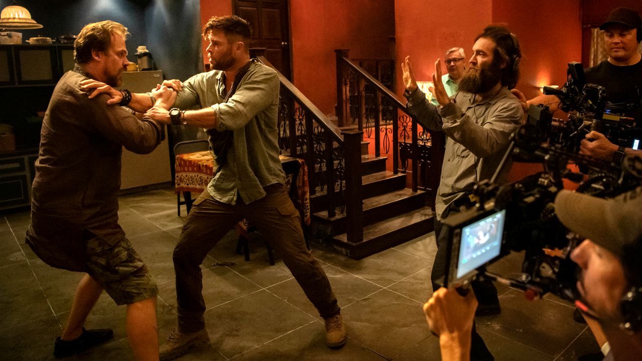 Tyler Rake: Chris Hemsworth, Sam Hargrave e Joe Russo parlano degli spettacolari stunt del film - Guarda il video