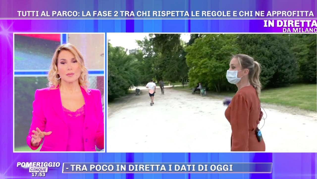 Pomeriggio 5, un uomo mostra il fondoschiena in diretta: la reazione di Barbara d'Urso (video)