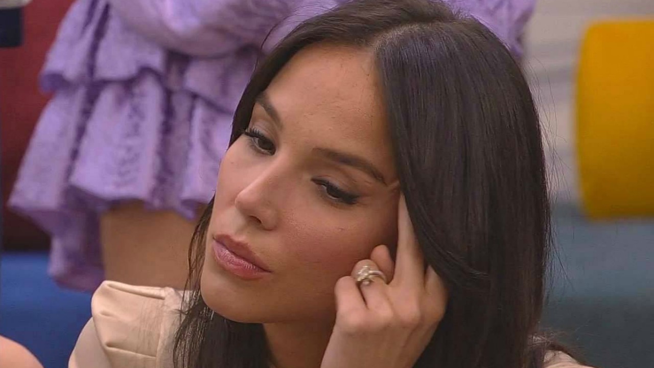 Grande Fratello Vip: il duro sfogo di Paola Di Benedetto e l'intervento di Adriana Volpe
