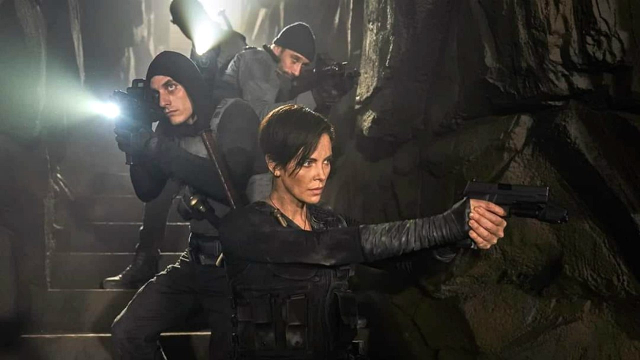 Charlize Theron... e Luca Marinelli nelle prime foto del cinecomic The Old Guard!