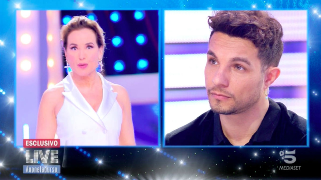 Live-Non è la d'Urso: la verità di Marco Carta sul fuorionda di Live e le scuse a Barbara D'Urso, video
