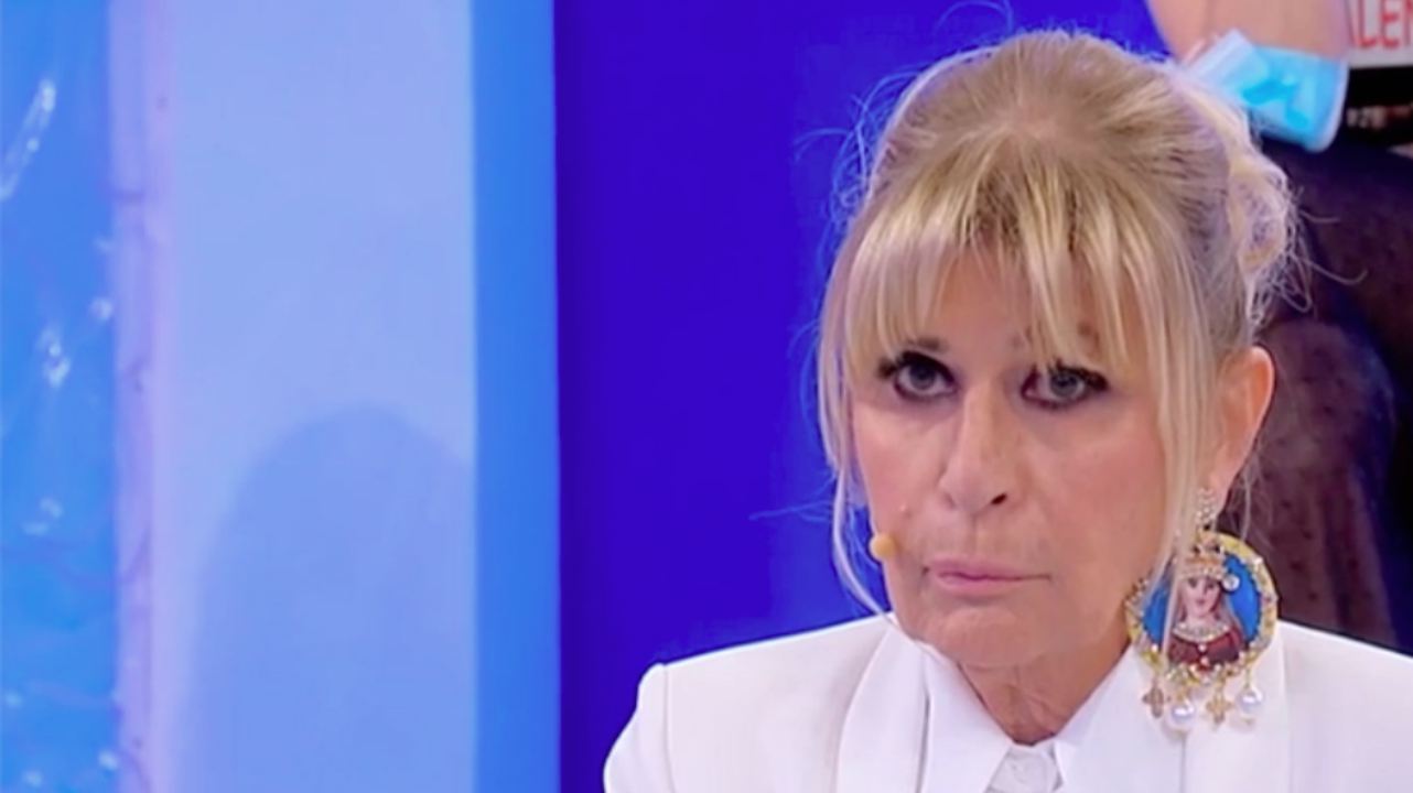 Uomini e Donne, in onda oggi su Canale 5: Gemma Galgani riceve un regalo assurdo e Tina Cipollari si infuria