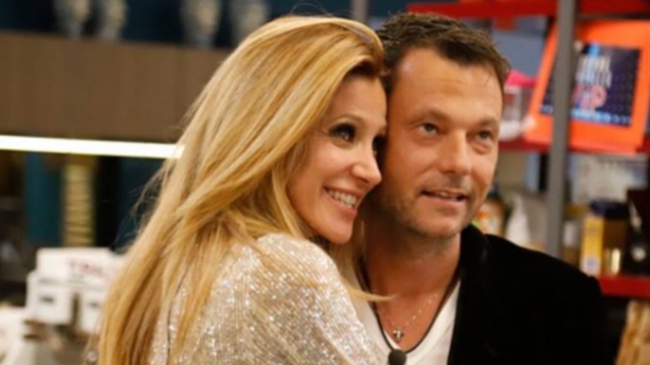 Grande Fratello Vip, Adriana Volpe ancora lontana dal marito Roberto Parli che sbotta: "Baggianate"