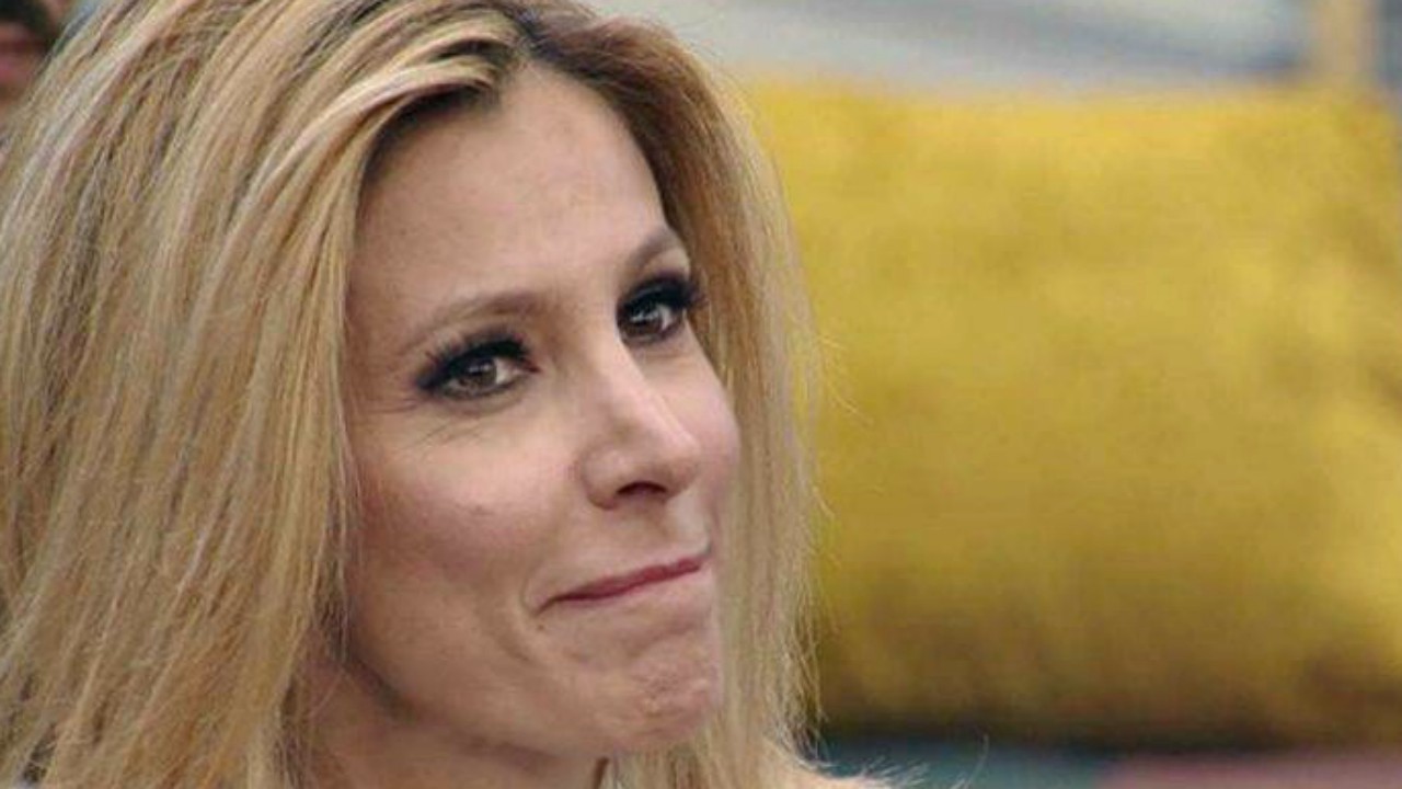 Grande Fratello Vip, la verità di Adriana Volpe: "In questo momento io e mio marito Roberto..."