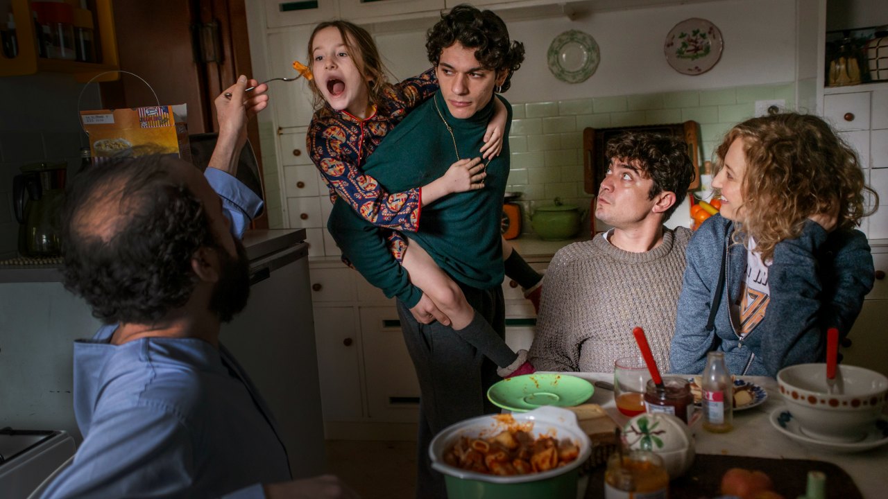 Magari: recensione dell'opera prima di Ginevra Elkann con Riccardo Scamarcio e Alba Rohrwacher