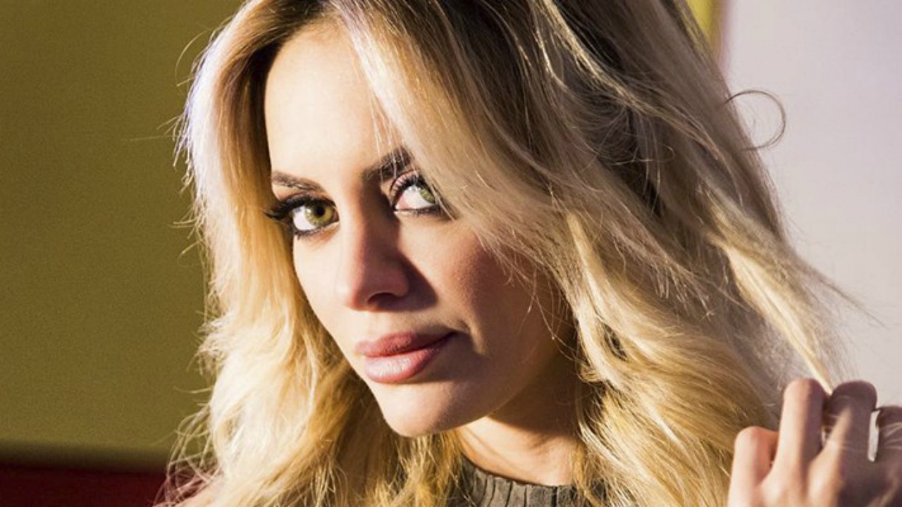 Elena Morali annuncia la rottura con Luigi Favoloso e insulta Taylor Mega: "C'è chi nasce pu***na e chi no..."