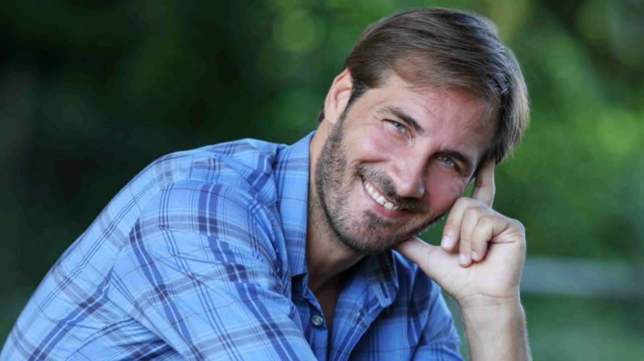 Un Posto al Sole, chi è Maurizio Aiello? Moglie, età, gossip sull’interprete di Alberto Palladini