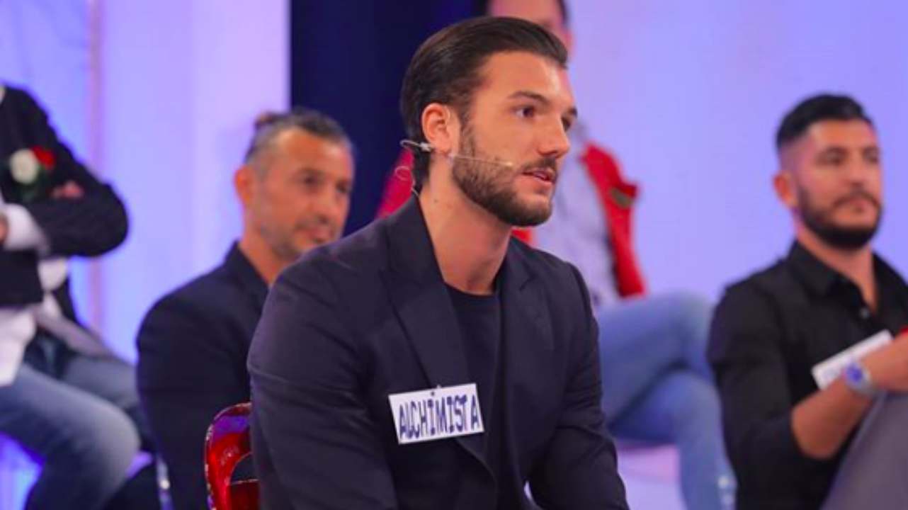 Uomini e Donne, l'Alchimista si svela al pubblico ed è Davide Basolo: Giovanna Abate non trattiene l'emozione